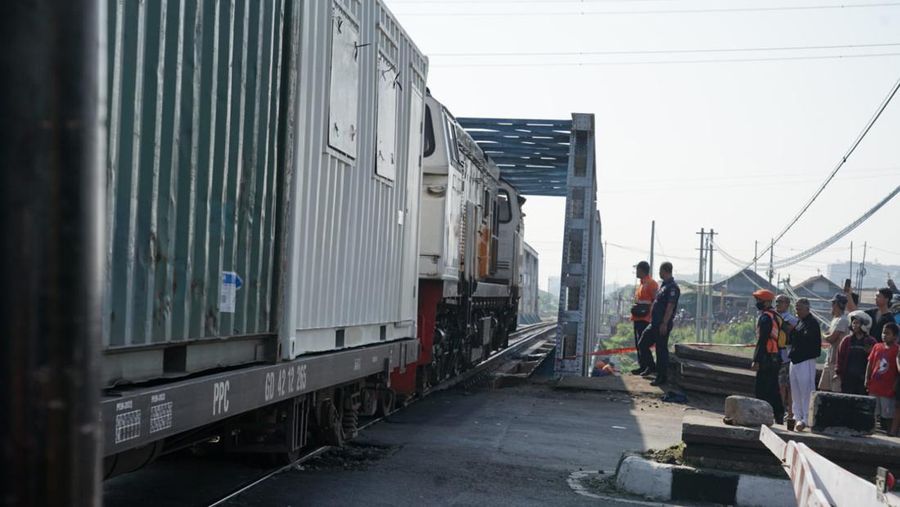 PT Kereta Api Indonesia (Persero) bersama pihak-pihak terkait berhasil melakukan proses evakuasi kereta api dan bangkai truk. (Dok KAI)