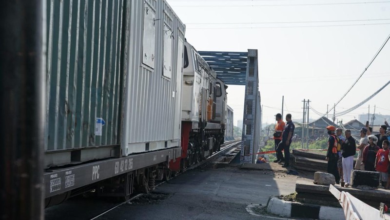 PT Kereta Api Indonesia (Persero) bersama pihak-pihak terkait berhasil melakukan proses evakuasi kereta api dan bangkai truk. (Dok KAI)