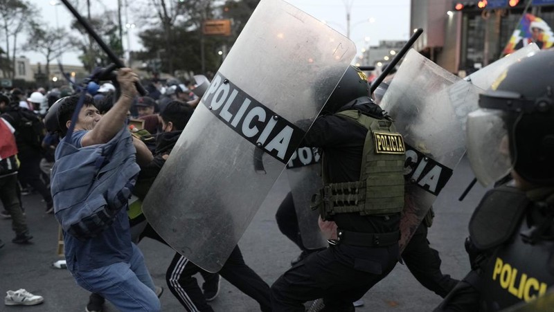 Anti-government protesters clash with police in downtown Lima, Peru, Wednesday, July 19, 2023. The protesters are demanding that Peruvian President Dina Boluarte call for immediate presidential elections as well as justice for those who were killed during protests after the ouster of her predecessor Pedro Castillo. (AP Photo/Rodrigo Abd)