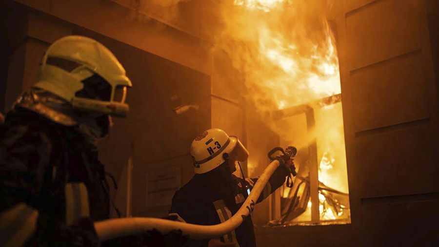 Dalam gambar yang disediakan oleh Layanan Darurat Ukraina ini, petugas pemadam kebakaran bekerja untuk memadamkan api setelah serangan Rusia di Odesa, Ukraina, Kamis, 20 Juli 2023. (Pavlo Petrov/Ukrainian Emergency Service via AP)
