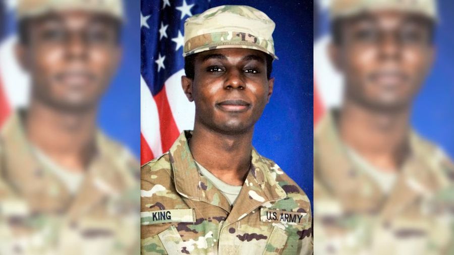 Foto yang didapat keluarga ini memperlihatkan potret tentara Amerika Travis King yang dipajang di rumah kakeknya Carl Gates, Rabu, 19 Juli 2023, di Kenosha, Wis.Pvt. King kabur ke Korea Utara saat melakukan tur di Zona Demiliterisasi pada Selasa, 18 Juli, sehari setelah dia seharusnya melakukan perjalanan ke pangkalan di AS. (Foto Keluarga via AP)
