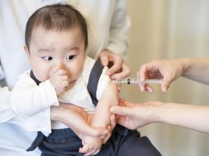 Jangan Panik, Ini Pertolongan Pertama Saat Anak Demam Pasca Imunisasi