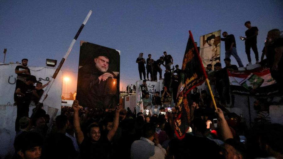 Protesters gather near the Swedish embassy in Baghdad hours after the embassy was stormed and set on fire ahead of an expected Koran burning in Stockholm, in Baghdad, Iraq, July 20, 2023. REUTERS/Ahmed Saad  REFILE - QUALITY EDIT     TPX IMAGES OF THE DAY