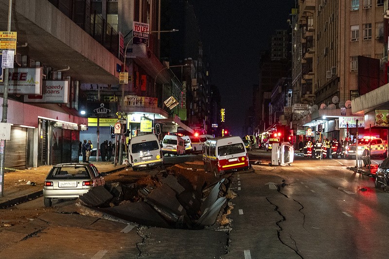 Petugas polisi memeriksa mobil yang rusak dan jalan setelah ledakan gas yang diduga melukai orang dan menyebabkan kerusakan yang signifikan, di distrik pusat bisnis Johannesburg, Afrika Selatan 19 Juli 2023. (REUTERS/Siphiwe Sibeko)