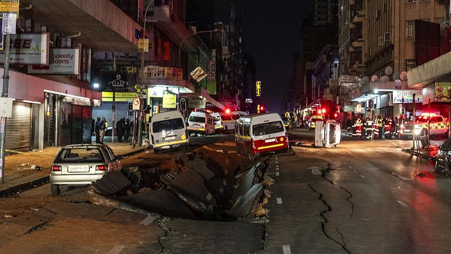Petugas polisi memeriksa mobil yang rusak dan jalan setelah ledakan gas yang diduga melukai orang dan menyebabkan kerusakan yang signifikan, di distrik pusat bisnis Johannesburg, Afrika Selatan 19 Juli 2023. (REUTERS/Siphiwe Sibeko)