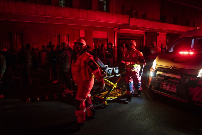 Petugas polisi memeriksa mobil yang rusak dan jalan setelah ledakan gas yang diduga melukai orang dan menyebabkan kerusakan yang signifikan, di distrik pusat bisnis Johannesburg, Afrika Selatan 19 Juli 2023. Petugas polisi memeriksa mobil yang rusak dan jalan setelah ledakan gas yang diduga melukai orang dan menyebabkan kerusakan yang signifikan, di distrik pusat bisnis Johannesburg, Afrika Selatan 19 Juli 2023. (REUTERS/Siphiwe Sibeko)