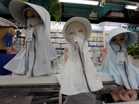 Facekini Jadi Tren Fesyen Baru Buat Hadapi Gelombang Panas
