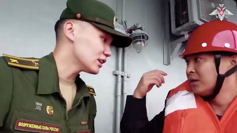 Pemandangan menunjukkan kapal perusak Rusia Admiral Tributs selama latihan bersama angkatan laut Rusia-Tiongkok 