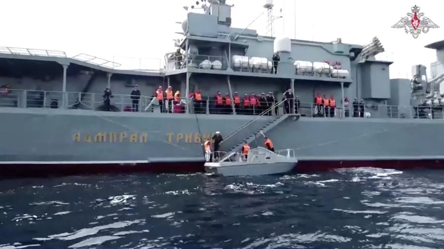 Pemandangan menunjukkan kapal perusak Rusia Admiral Tributs selama latihan bersama angkatan laut Rusia-Tiongkok 