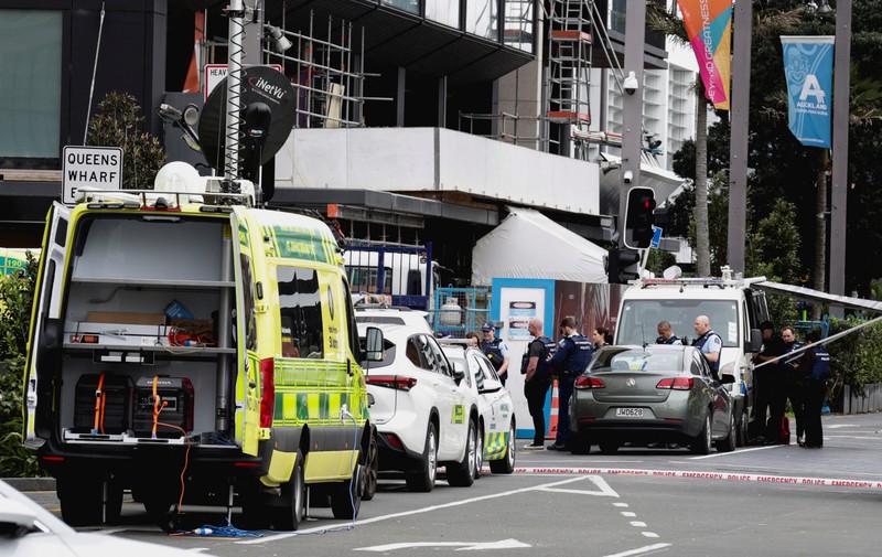 NEWZEALAND-SHOOTING/ Police cars are seen near a construction site following a shooting in the central business district, in Auckland, New Zealand July 20, 2023. REUTERS/David Rowland