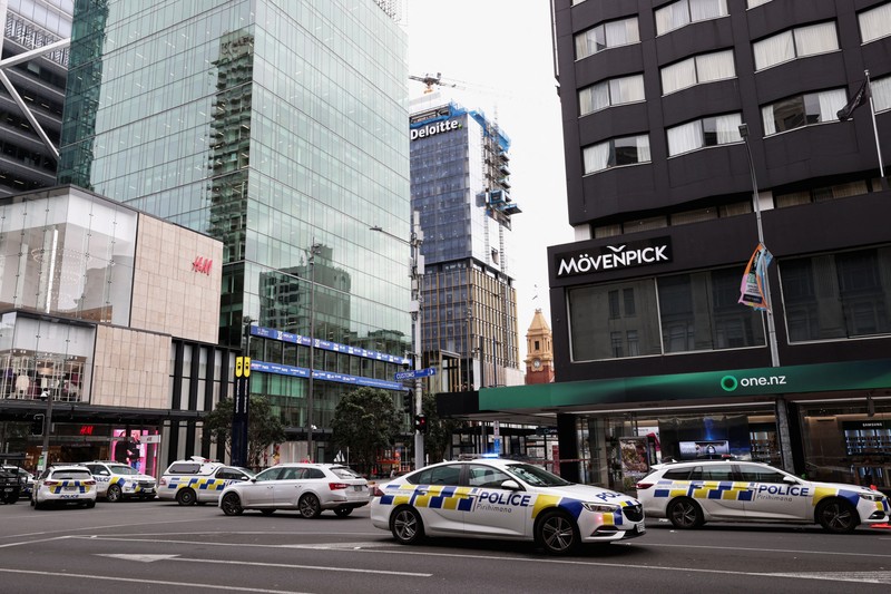 NEWZEALAND-SHOOTING/ Police cars are seen near a construction site following a shooting in the central business district, in Auckland, New Zealand July 20, 2023. REUTERS/David Rowland