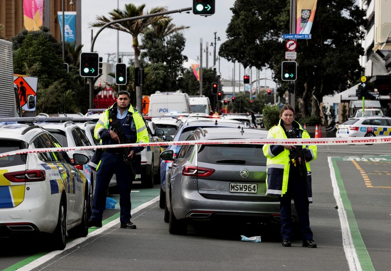 NEWZEALAND-SHOOTING/ Police cars are seen near a construction site following a shooting in the central business district, in Auckland, New Zealand July 20, 2023. REUTERS/David Rowland