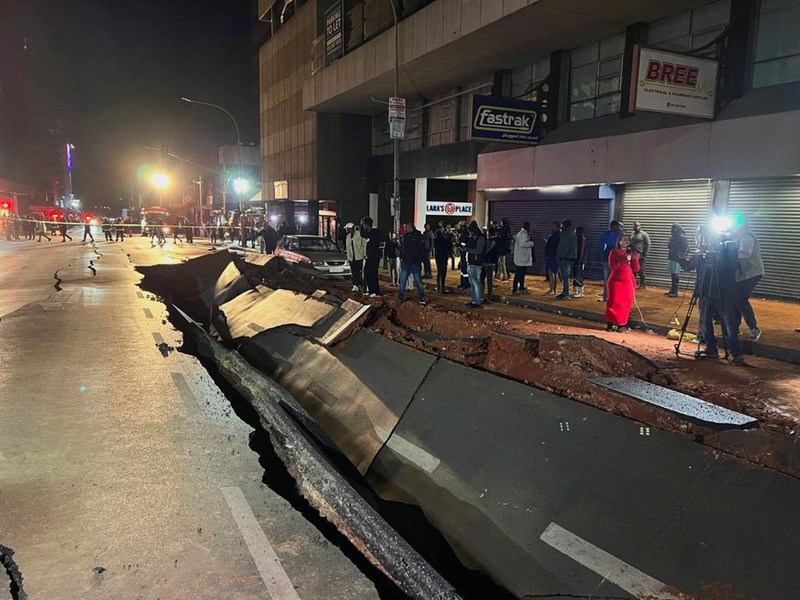 Petugas polisi memeriksa mobil yang rusak dan jalan setelah ledakan gas yang diduga melukai orang dan menyebabkan kerusakan yang signifikan, di distrik pusat bisnis Johannesburg, Afrika Selatan 19 Juli 2023. (REUTERS/Siphiwe Sibeko)