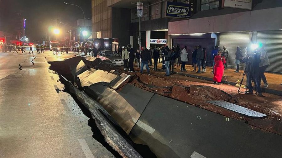 Petugas polisi memeriksa mobil yang rusak dan jalan setelah ledakan gas yang diduga melukai orang dan menyebabkan kerusakan yang signifikan, di distrik pusat bisnis Johannesburg, Afrika Selatan 19 Juli 2023. (REUTERS/Siphiwe Sibeko)