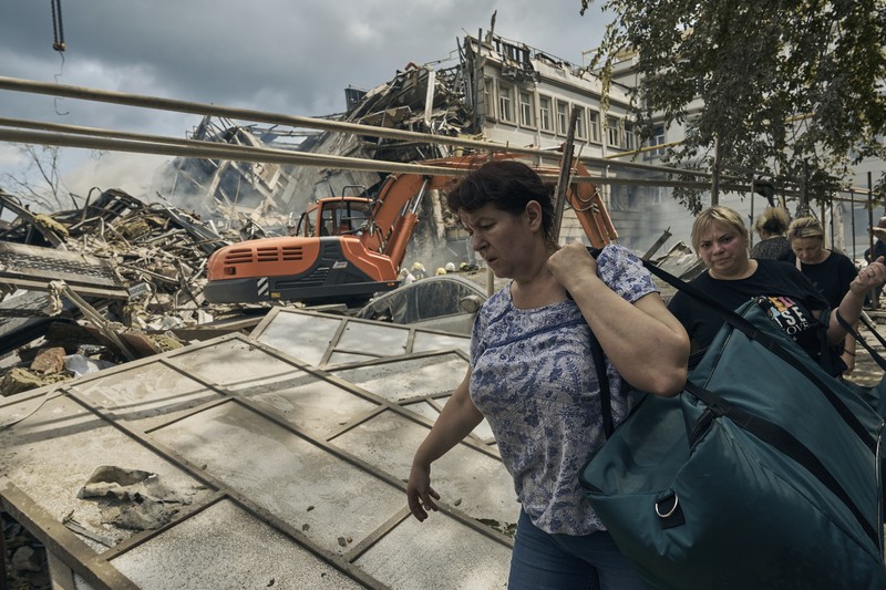 Petugas layanan darurat bekerja di lokasi bangunan yang hancur setelah serangan Rusia di Odesa, Ukraina, Kamis, 20 Juli 2023. Petugas layanan darurat bekerja di lokasi bangunan yang hancur setelah serangan Rusia di Odesa, Ukraina, Kamis, 20 Juli 2023. Rusia menggempur kota-kota selatan Ukraina, termasuk kota pelabuhan Odesa, dengan drone dan rudal selama tiga malam berturut-turut di gelombang pemogokan yang telah menghancurkan beberapa infrastruktur ekspor biji-bijian penting negara itu. (AP Photo/Libkos)