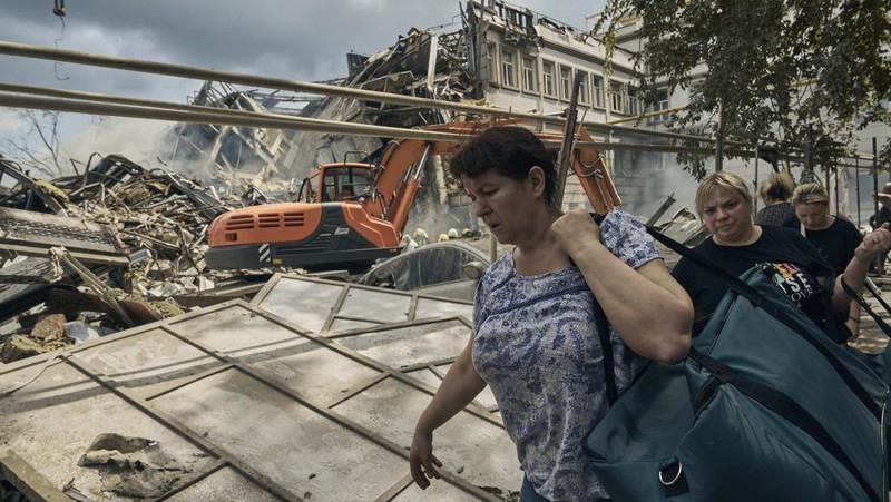 Petugas layanan darurat bekerja di lokasi bangunan yang hancur setelah serangan Rusia di Odesa, Ukraina, Kamis, 20 Juli 2023. Rusia menggempur kota-kota selatan Ukraina, termasuk kota pelabuhan Odesa, dengan drone dan rudal selama tiga malam berturut-turut di gelombang pemogokan yang telah menghancurkan beberapa infrastruktur ekspor biji-bijian penting negara itu. (AP Photo/Libkos)
