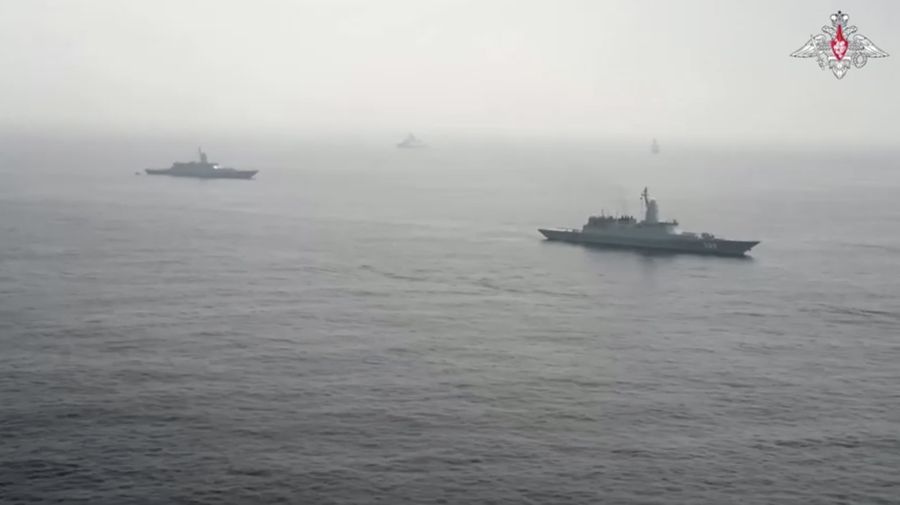 Pemandangan menunjukkan kapal perusak Rusia Admiral Tributs selama latihan bersama angkatan laut Rusia-Tiongkok 