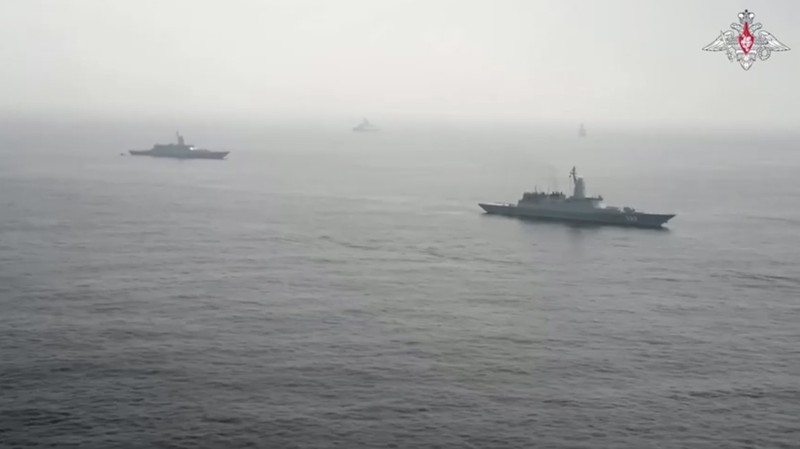Pemandangan menunjukkan kapal perusak Rusia Admiral Tributs selama latihan bersama angkatan laut Rusia-Tiongkok 