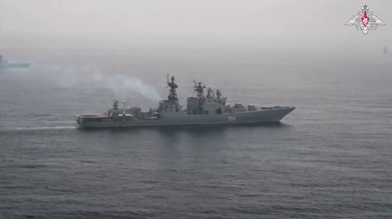 Pemandangan menunjukkan kapal perusak Rusia Admiral Tributs selama latihan bersama angkatan laut Rusia-Tiongkok 