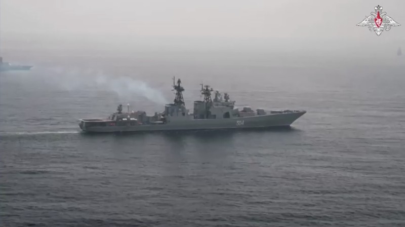 Pemandangan menunjukkan kapal perusak Rusia Admiral Tributs selama latihan bersama angkatan laut Rusia-Tiongkok 