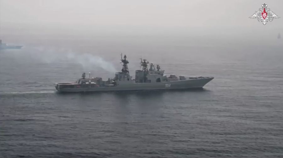 Pemandangan menunjukkan kapal perusak Rusia Admiral Tributs selama latihan bersama angkatan laut Rusia-Tiongkok