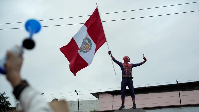 Anti-government protesters clash with police in downtown Lima, Peru, Wednesday, July 19, 2023. The protesters are demanding that Peruvian President Dina Boluarte call for immediate presidential elections as well as justice for those who were killed during protests after the ouster of her predecessor Pedro Castillo. (AP Photo/Rodrigo Abd)