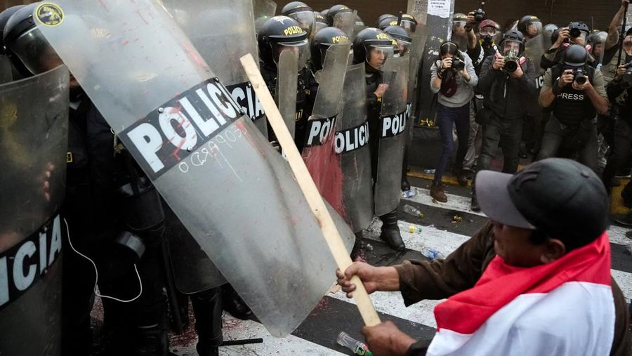 Anti-government protesters clash with police in downtown Lima, Peru, Wednesday, July 19, 2023. The protesters are demanding that Peruvian President Dina Boluarte call for immediate presidential elections as well as justice for those who were killed during protests after the ouster of her predecessor Pedro Castillo. (AP Photo/Rodrigo Abd)