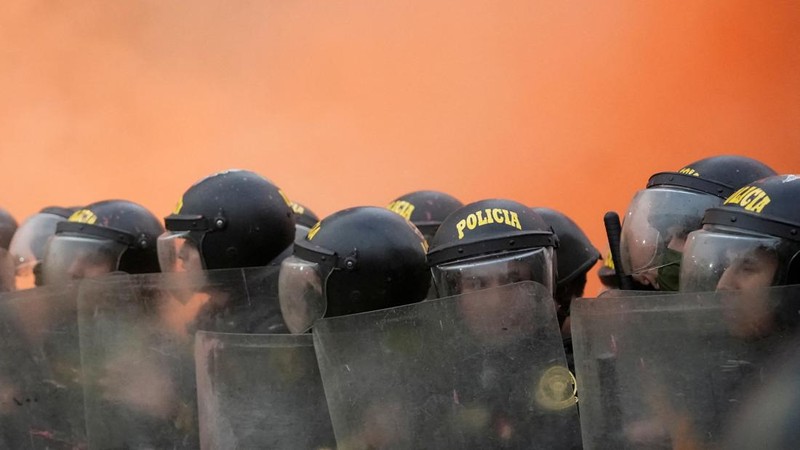 Anti-government protesters clash with police in downtown Lima, Peru, Wednesday, July 19, 2023. The protesters are demanding that Peruvian President Dina Boluarte call for immediate presidential elections as well as justice for those who were killed during protests after the ouster of her predecessor Pedro Castillo. (AP Photo/Rodrigo Abd)