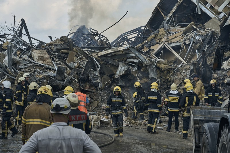 Petugas layanan darurat bekerja di lokasi bangunan yang hancur setelah serangan Rusia di Odesa, Ukraina, Kamis, 20 Juli 2023. Rusia menggempur kota-kota selatan Ukraina, termasuk kota pelabuhan Odesa, dengan drone dan rudal selama tiga malam berturut-turut di gelombang pemogokan yang telah menghancurkan beberapa infrastruktur ekspor biji-bijian penting negara itu. (AP Photo/Libkos)
