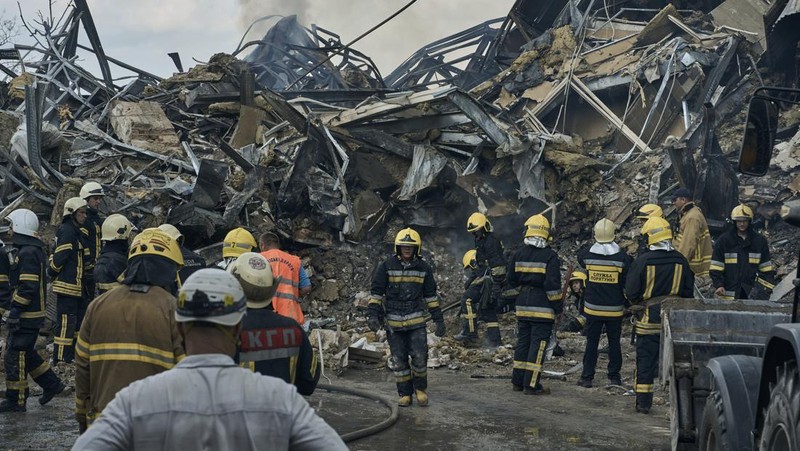 Petugas layanan darurat bekerja di lokasi bangunan yang hancur setelah serangan Rusia di Odesa, Ukraina, Kamis, 20 Juli 2023. Rusia menggempur kota-kota selatan Ukraina, termasuk kota pelabuhan Odesa, dengan drone dan rudal selama tiga malam berturut-turut di gelombang pemogokan yang telah menghancurkan beberapa infrastruktur ekspor biji-bijian penting negara itu. (AP Photo/Libkos)