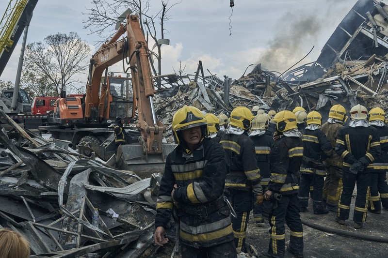 Petugas layanan darurat bekerja di lokasi bangunan yang hancur setelah serangan Rusia di Odesa, Ukraina, Kamis, 20 Juli 2023. Petugas layanan darurat bekerja di lokasi bangunan yang hancur setelah serangan Rusia di Odesa, Ukraina, Kamis, 20 Juli 2023. Rusia menggempur kota-kota selatan Ukraina, termasuk kota pelabuhan Odesa, dengan drone dan rudal selama tiga malam berturut-turut di gelombang pemogokan yang telah menghancurkan beberapa infrastruktur ekspor biji-bijian penting negara itu. (AP Photo/Libkos)