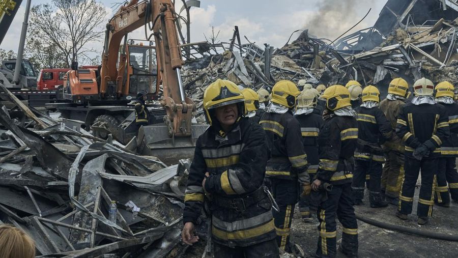 Petugas layanan darurat bekerja di lokasi bangunan yang hancur setelah serangan Rusia di Odesa, Ukraina, Kamis, 20 Juli 2023. Rusia menggempur kota-kota selatan Ukraina, termasuk kota pelabuhan Odesa, dengan drone dan rudal selama tiga malam berturut-turut di gelombang pemogokan yang telah menghancurkan beberapa infrastruktur ekspor biji-bijian penting negara itu. (AP Photo/Libkos)