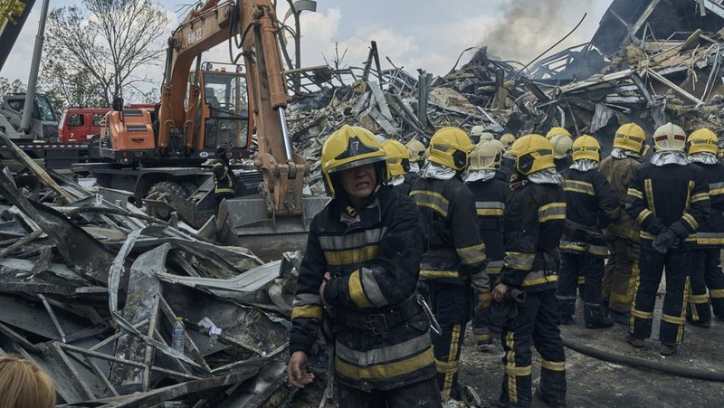 Petugas layanan darurat bekerja di lokasi bangunan yang hancur setelah serangan Rusia di Odesa, Ukraina, Kamis, 20 Juli 2023. Rusia menggempur kota-kota selatan Ukraina, termasuk kota pelabuhan Odesa, dengan drone dan rudal selama tiga malam berturut-turut di gelombang pemogokan yang telah menghancurkan beberapa infrastruktur ekspor biji-bijian penting negara itu. (AP Photo/Libkos)