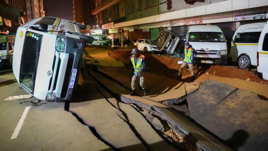 Petugas polisi memeriksa mobil yang rusak dan jalan setelah ledakan gas yang diduga melukai orang dan menyebabkan kerusakan yang signifikan, di distrik pusat bisnis Johannesburg, Afrika Selatan 19 Juli 2023. (REUTERS/Siphiwe Sibeko)