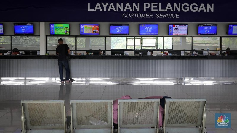 Sejumlah calon penumpang memesan tiket di lantai dua Terminal Kampung Rambutan, Jakarta, Kamis (20/7/2023). (CNBC Indonesia/Faisal Rahman)