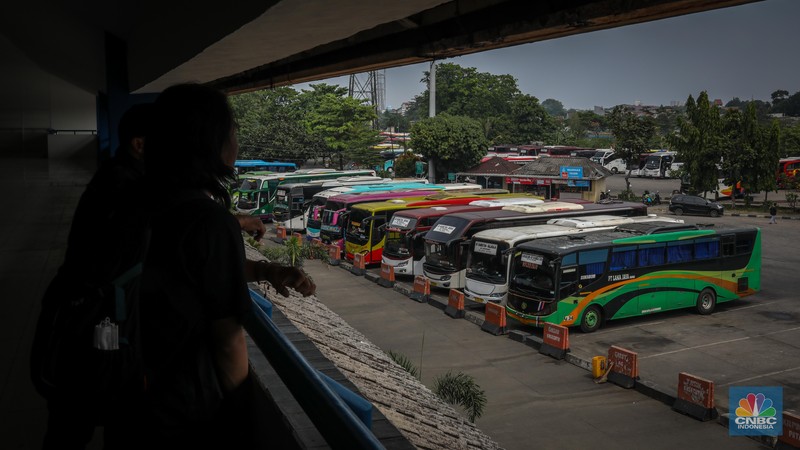 Sejumlah calon penumpang memesan tiket di lantai dua Terminal Kampung Rambutan, Jakarta, Kamis (20/7/2023). Sejumlah calon penumpang memesan tiket di lantai dua Terminal Kampung Rambutan, Jakarta, Kamis (20/7/2023). (CNBC Indonesia/Faisal Rahman)