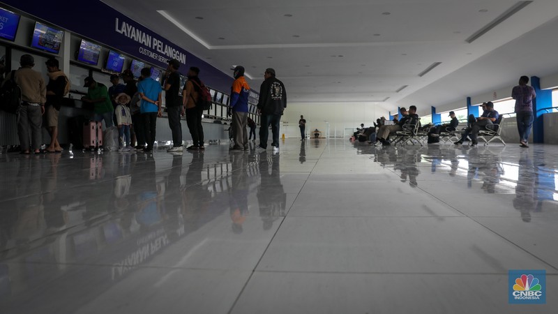 Sejumlah calon penumpang memesan tiket di lantai dua Terminal Kampung Rambutan, Jakarta, Kamis (20/7/2023). (CNBC Indonesia/Faisal Rahman)