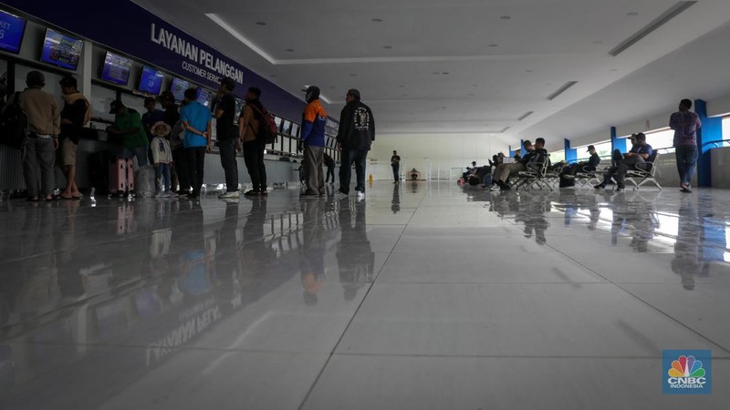 Sejumlah calon penumpang memesan tiket di lantai dua Terminal Kampung Rambutan, Jakarta, Kamis (20/7/2023). (CNBC Indonesia/Faisal Rahman)