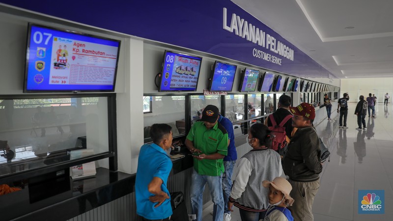 Sejumlah calon penumpang memesan tiket di lantai dua Terminal Kampung Rambutan, Jakarta, Kamis (20/7/2023). Sejumlah calon penumpang memesan tiket di lantai dua Terminal Kampung Rambutan, Jakarta, Kamis (20/7/2023). (CNBC Indonesia/Faisal Rahman)