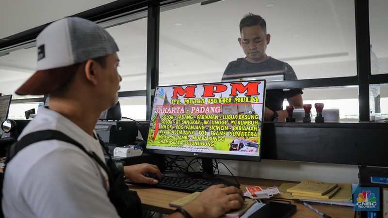 Sejumlah calon penumpang memesan tiket di lantai dua Terminal Kampung Rambutan, Jakarta, Kamis (20/7/2023). (CNBC Indonesia/Faisal Rahman)