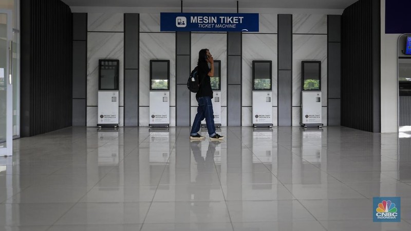 Sejumlah calon penumpang memesan tiket di lantai dua Terminal Kampung Rambutan, Jakarta, Kamis (20/7/2023). (CNBC Indonesia/Faisal Rahman)