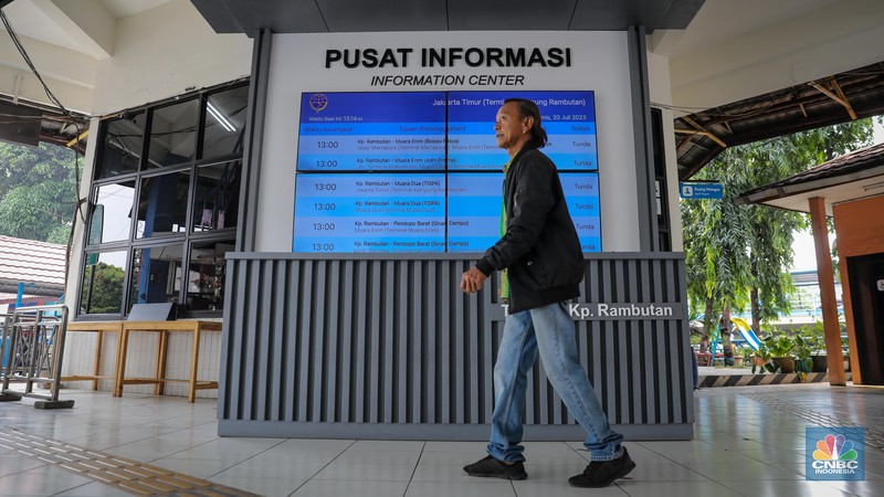 Sejumlah calon penumpang memesan tiket di lantai dua Terminal Kampung Rambutan, Jakarta, Kamis (20/7/2023). Sejumlah calon penumpang memesan tiket di lantai dua Terminal Kampung Rambutan, Jakarta, Kamis (20/7/2023). (CNBC Indonesia/Faisal Rahman)