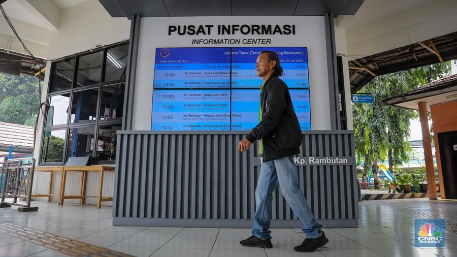 Sejumlah calon penumpang memesan tiket di lantai dua Terminal Kampung Rambutan, Jakarta, Kamis (20/7/2023). (CNBC Indonesia/Faisal Rahman)