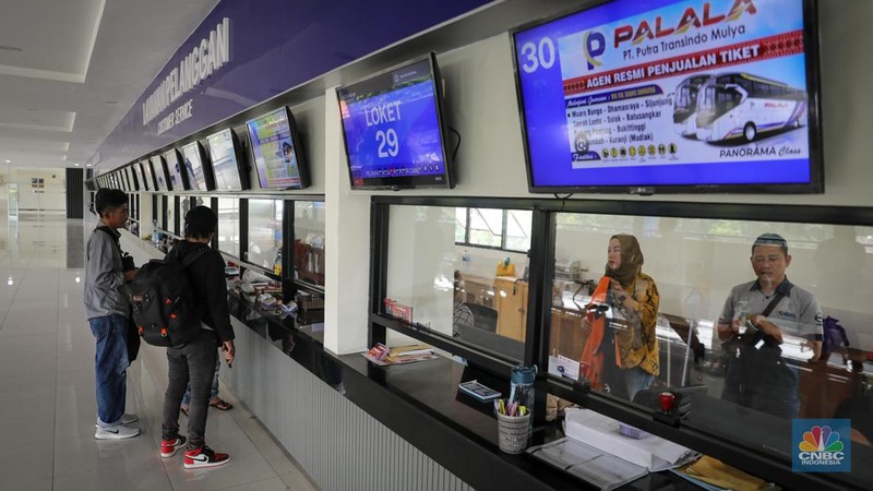 Sejumlah calon penumpang memesan tiket di lantai dua Terminal Kampung Rambutan, Jakarta, Kamis (20/7/2023). (CNBC Indonesia/Faisal Rahman)