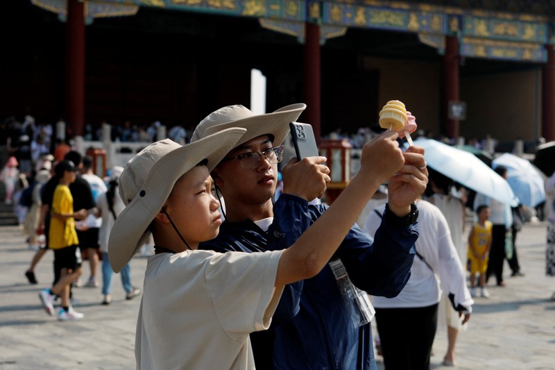 Sejumlah Manekin dikenakan penutup kepala pelindung matahari terlihat dipajang di sebuah toko di pusat perbelanjaan, di tengah peringatan kuning gelombang panas di Beijing, China, 19 Juli 2023. Sejumlah Manekin dikenakan penutup kepala pelindung matahari terlihat dipajang di sebuah toko di pusat perbelanjaan, di tengah peringatan kuning gelombang panas di Beijing, China, 19 Juli 2023. (REUTERS/Florence Lo)