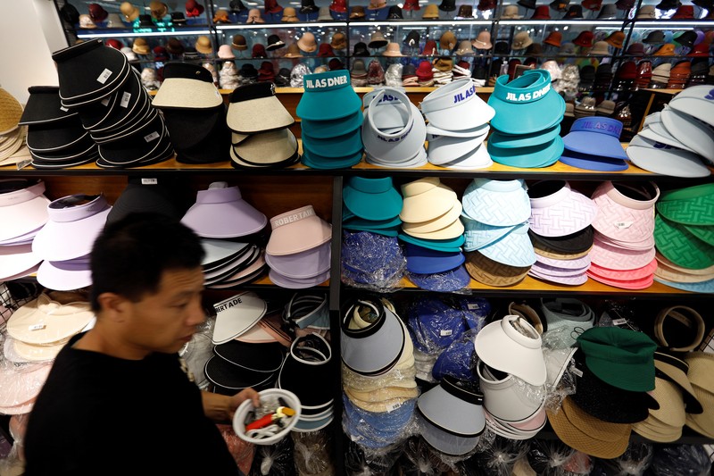 Sejumlah Manekin dikenakan penutup kepala pelindung matahari terlihat dipajang di sebuah toko di pusat perbelanjaan, di tengah peringatan kuning gelombang panas di Beijing, China, 19 Juli 2023. (REUTERS/Florence Lo)