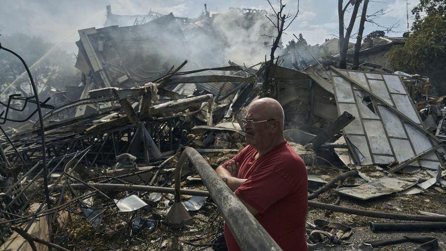 Petugas layanan darurat bekerja di lokasi bangunan yang hancur setelah serangan Rusia di Odesa, Ukraina, Kamis, 20 Juli 2023. Rusia menggempur kota-kota selatan Ukraina, termasuk kota pelabuhan Odesa, dengan drone dan rudal selama tiga malam berturut-turut di gelombang pemogokan yang telah menghancurkan beberapa infrastruktur ekspor biji-bijian penting negara itu. (AP Photo/Libkos)