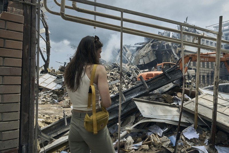 Petugas layanan darurat bekerja di lokasi bangunan yang hancur setelah serangan Rusia di Odesa, Ukraina, Kamis, 20 Juli 2023. Petugas layanan darurat bekerja di lokasi bangunan yang hancur setelah serangan Rusia di Odesa, Ukraina, Kamis, 20 Juli 2023. Rusia menggempur kota-kota selatan Ukraina, termasuk kota pelabuhan Odesa, dengan drone dan rudal selama tiga malam berturut-turut di gelombang pemogokan yang telah menghancurkan beberapa infrastruktur ekspor biji-bijian penting negara itu. (AP Photo/Libkos)