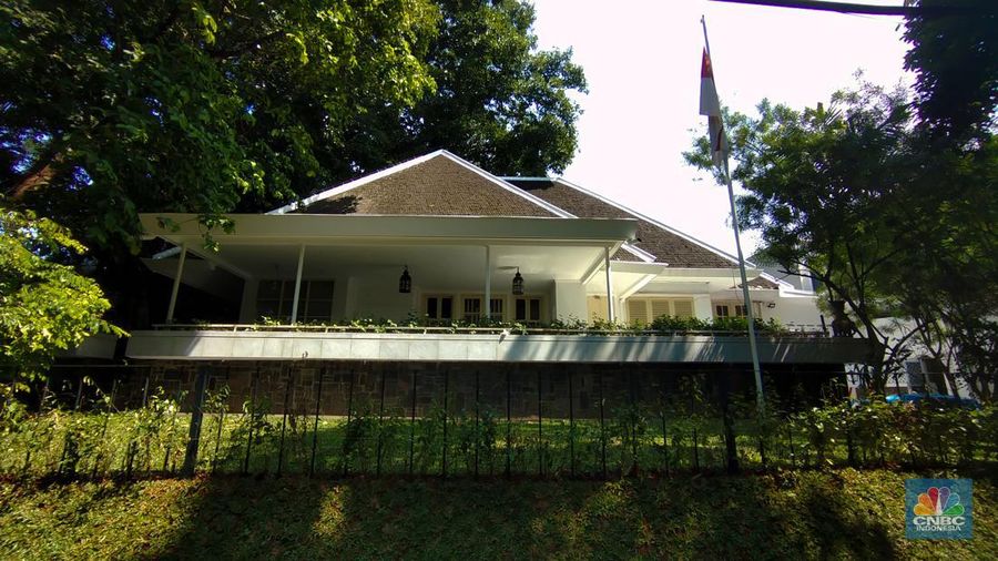 Suasana rumah Guruh Soekarnoputra. (CNBC Indonesia/Tri Susilo)