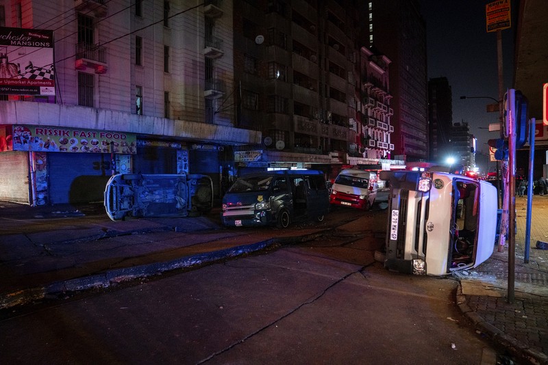 Petugas polisi memeriksa mobil yang rusak dan jalan setelah ledakan gas yang diduga melukai orang dan menyebabkan kerusakan yang signifikan, di distrik pusat bisnis Johannesburg, Afrika Selatan 19 Juli 2023. (REUTERS/Siphiwe Sibeko)